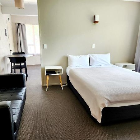 Kelly'S Riverside Motel Таумаруни Экстерьер фото
